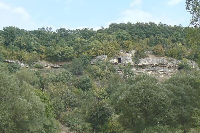 Mănăstirea Albotina, vedere a mănăstirii din stâncă