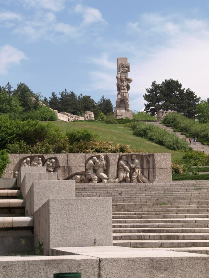 Complexul memorial național Apriltsi, deasupra orașului Panagyurishte