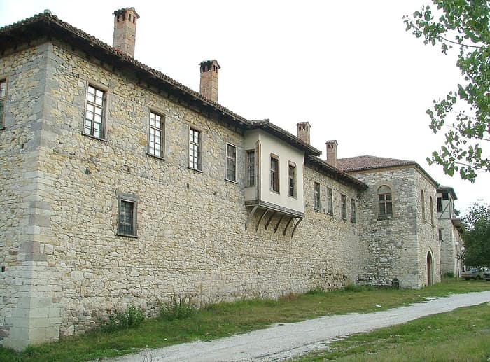 Klasztor Arapovo, przypominający twierdzę klasztor koło Asenowgradu
