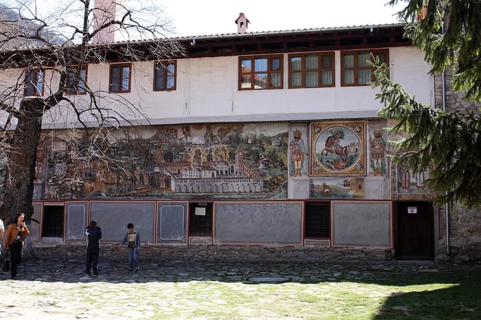Zidul exterior al părții sudice a aripii mănăstirii, curtea de nord