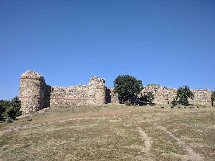 Twierdza Mezek, widok na mury