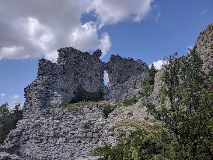 Burgruine Ustra beim Dorf Ustren, zweite Ansicht