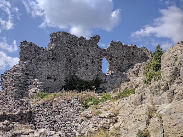 Burgruine Ustra beim Dorf Ustren, dritte Ansicht