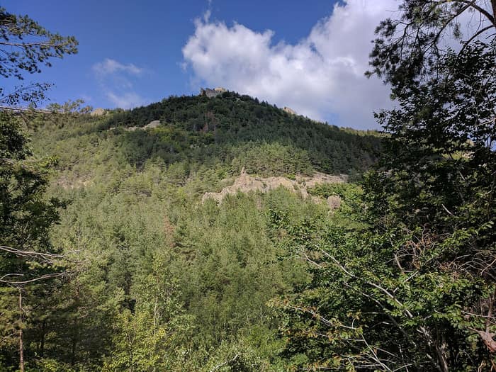 Burgruine Ustra beim Dorf Ustren, erste Ansicht