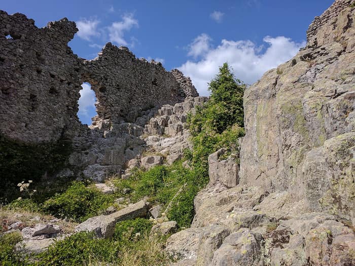 Burgruine Ustra beim Dorf Ustren, fünfte Ansicht