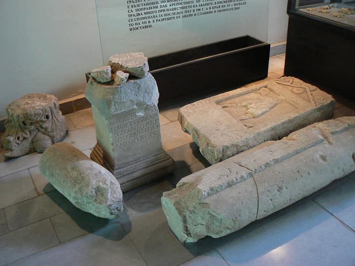 Ausstellungsstücke im Mosaikenmuseum von Dewnja