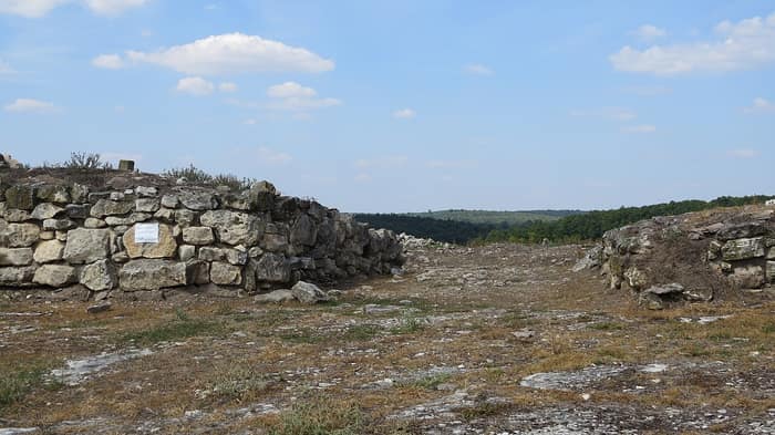 Southern entrance, photo file named after the ancient city of Helis