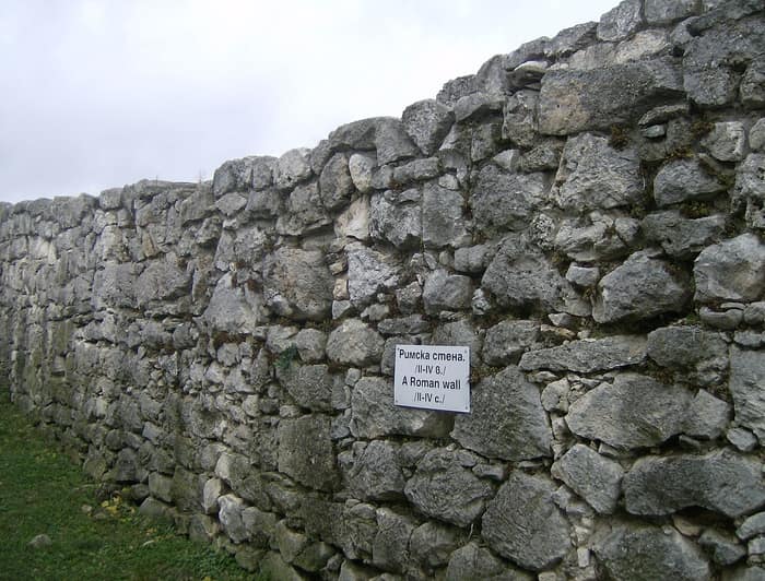 Cetatea Șumen, zidul roman