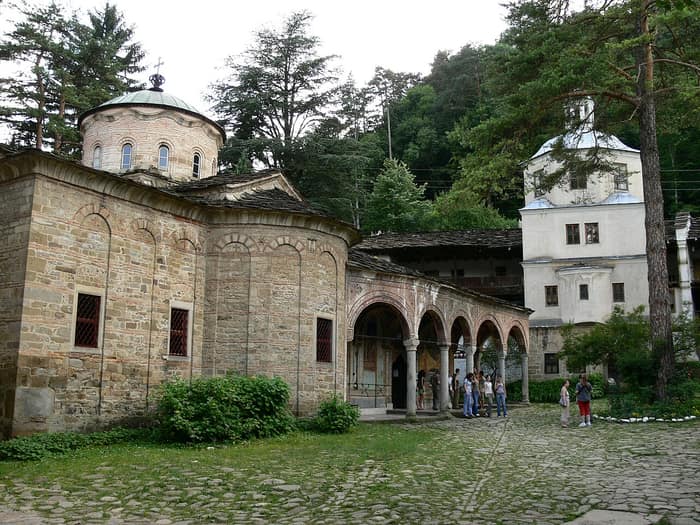 Monaster Trojański w dolinie rzeki Czerni Osym